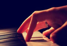 国足抵达杭州球迷热情接机 国脚表情严肃拘谨(图).